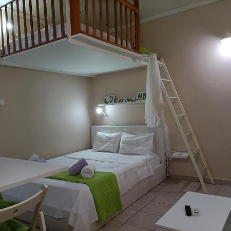 Urban Minimalist Studio Apt. near Pagrati Park Apartment Athena Bagian luar foto