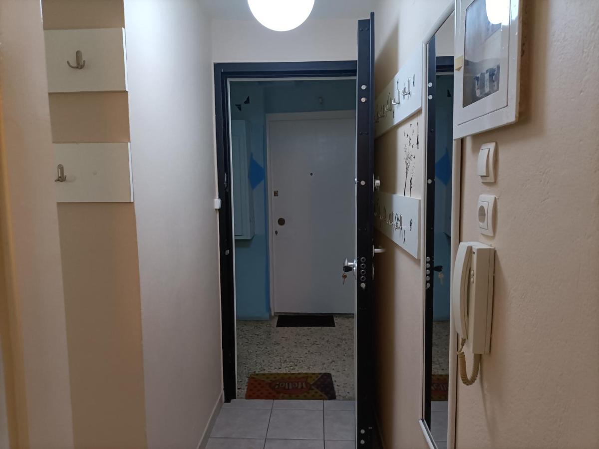Urban Minimalist Studio Apt. near Pagrati Park Apartment Athena Bagian luar foto