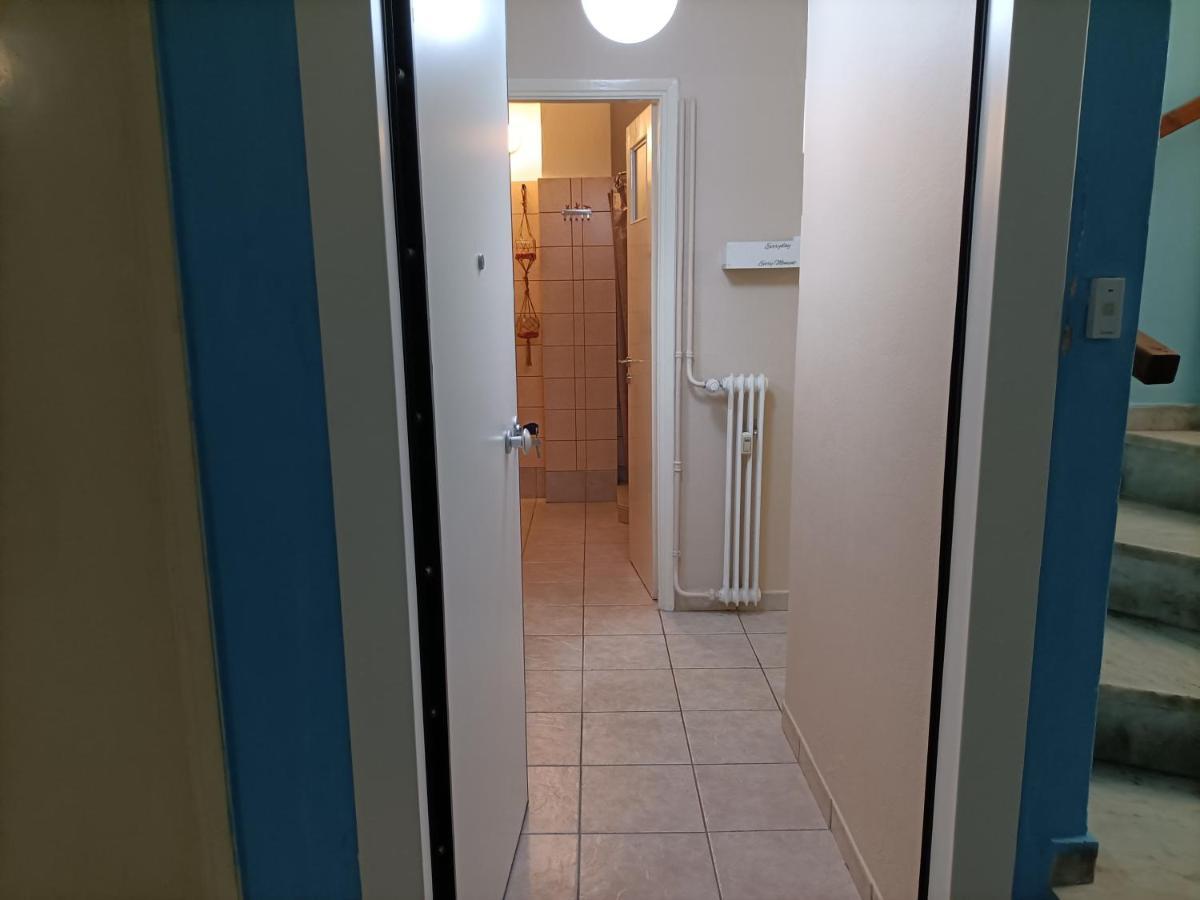 Urban Minimalist Studio Apt. near Pagrati Park Apartment Athena Bagian luar foto