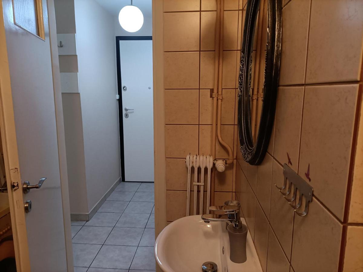 Urban Minimalist Studio Apt. near Pagrati Park Apartment Athena Bagian luar foto