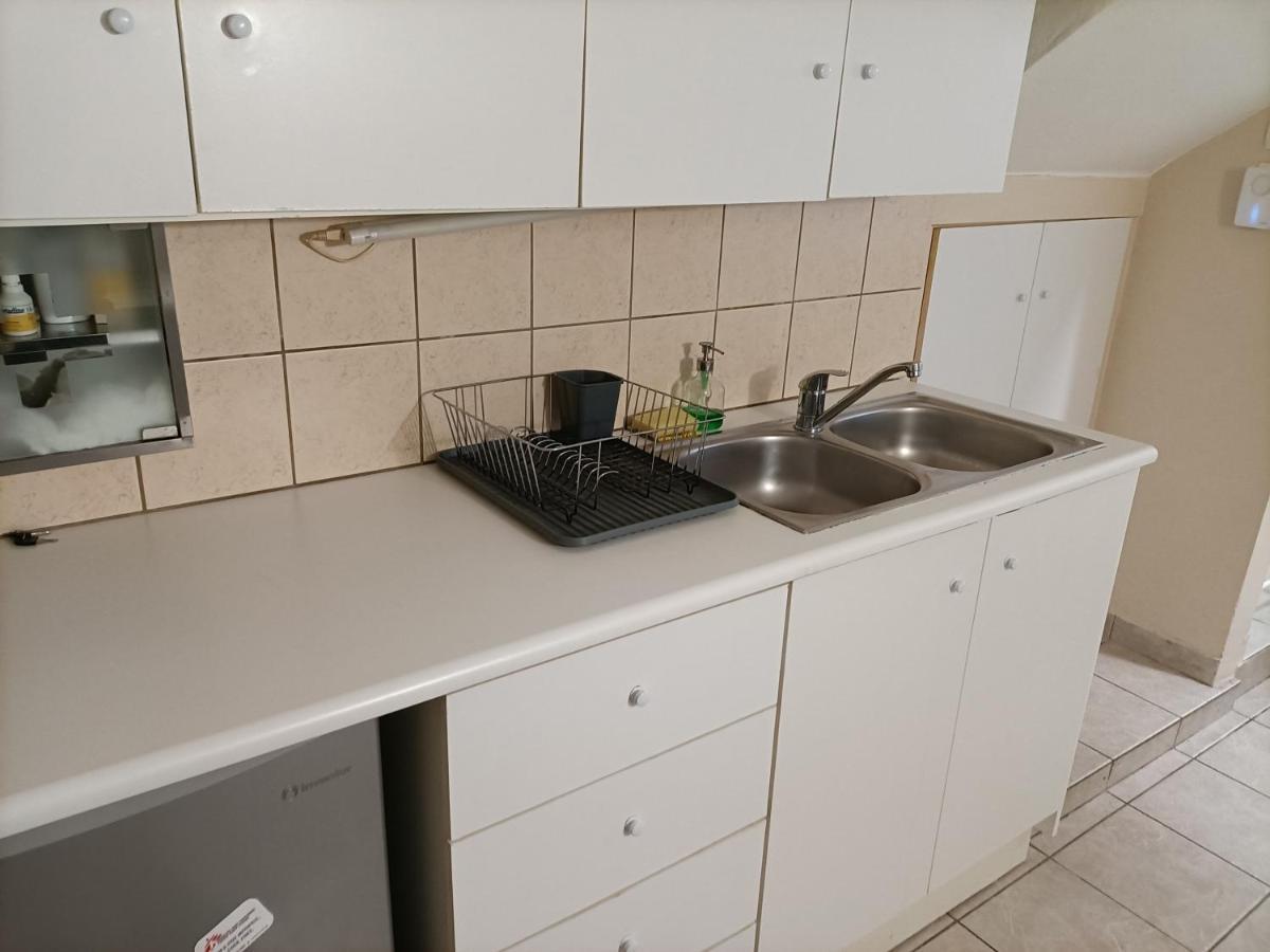Urban Minimalist Studio Apt. near Pagrati Park Apartment Athena Bagian luar foto
