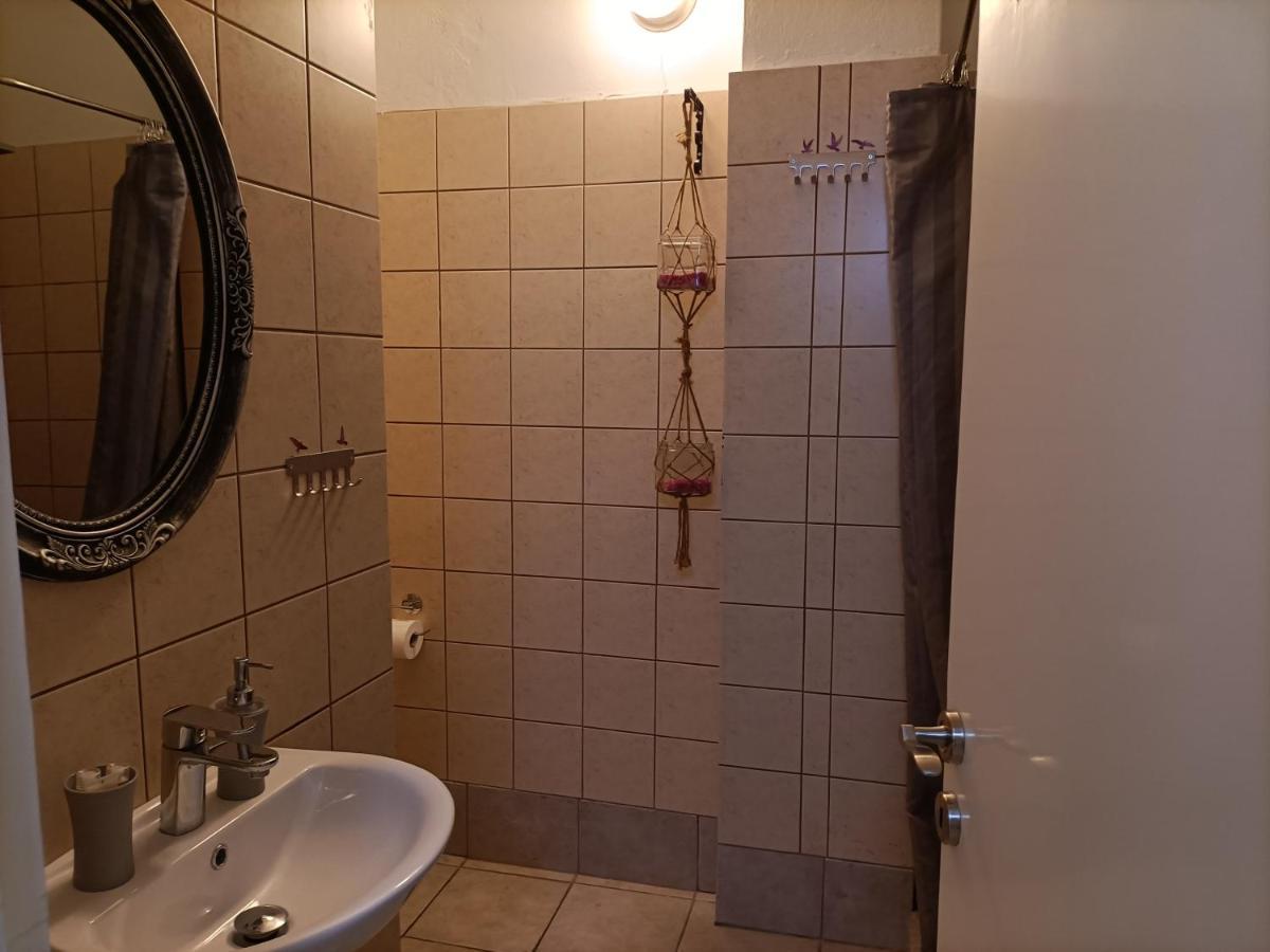 Urban Minimalist Studio Apt. near Pagrati Park Apartment Athena Bagian luar foto